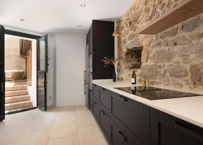 Lets Holidays In A 14th-century House With Pool In Tossa