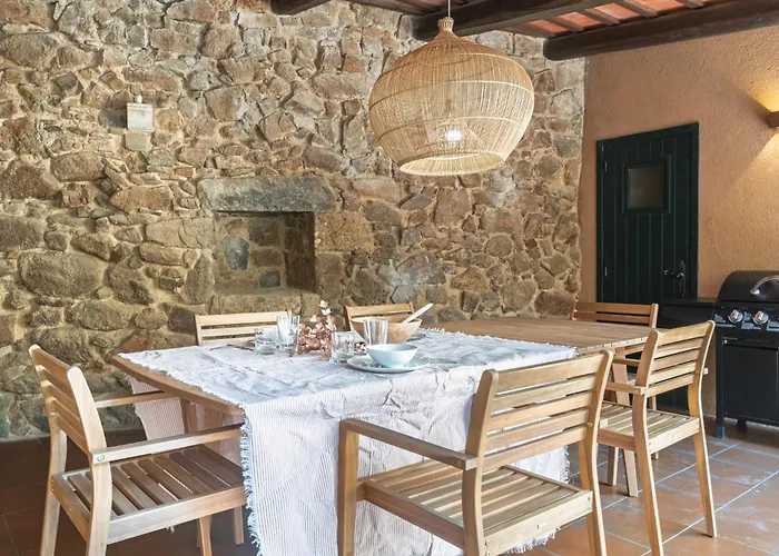 Feriehus In A 14th-century House With Pool In Tossa