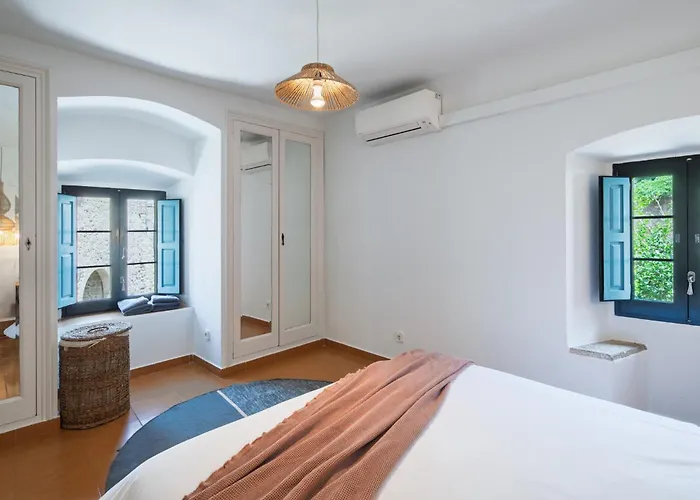 Feriehus In A 14th-century House With Pool In Tossa *